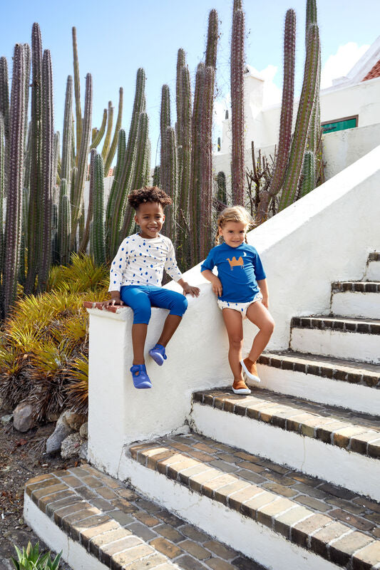 Das blaue, kurzärmelige Kinder UV Shirt mit UV-Schutz 60 kommt mit einem Kamel Print und extra weichem Stoff. Das atmungsaktive und schnelltrocknende Material sorgt für eine angenehme Passform und Badespaß.