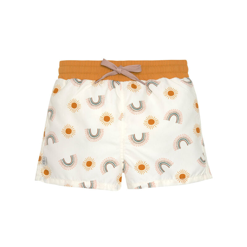 Die kurze Baby Badehose in Weiß sorgt dank der integrierten Schwimmwindel, des breiten Bundes und der nahtlosen Verarbeitung im Inneren für ein angenehmes Tragegefühl und Badespaß. Obermaterial aus Polyester (recycelt).