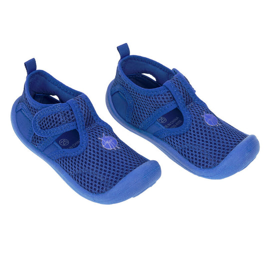 Die blauen Kinder Badeschuhe sind leicht, atmungsaktiv und schnell trocknend. Ihre flexible Antirutsch-Sohle und die praktischen Klettverschlüsse sorgen für einen optimalen Halt. Die Baby Sandalen sind ideal für den Strand.