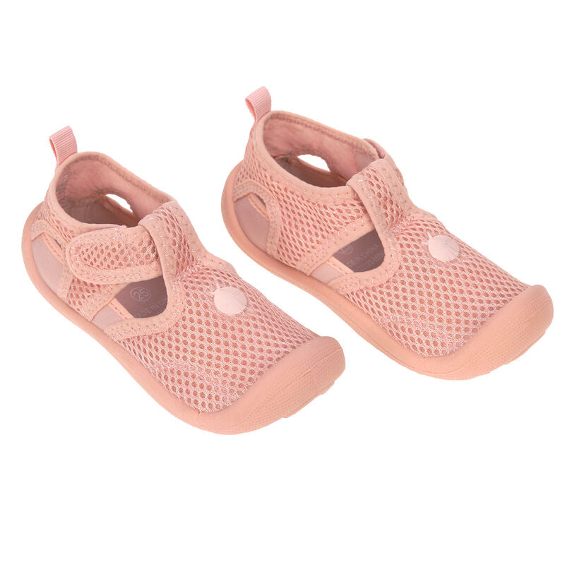 Die pinken Kinder Badeschuhe sind leicht, atmungsaktiv und schnell trocknend. Ihre flexible Antirutsch-Sohle und die praktischen Klettverschlüsse sorgen für einen optimalen Halt. Die Baby Sandalen sind ideal für den Strand.