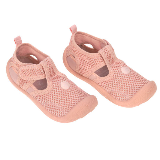 Die pinken Kinder Badeschuhe sind leicht, atmungsaktiv und schnell trocknend. Ihre flexible Antirutsch-Sohle und die praktischen Klettverschlüsse sorgen für einen optimalen Halt. Die Baby Sandalen sind ideal für den Strand.