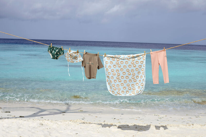 Der kuschelige Kinder UV Badeponcho mit Löwen Print und UV-Schutz 80 hält nach dem Planschen wunderbar warm. Seine Mikrofaser-Außenseite schützt vor Wind, seine Frottee-Innenseite nimmt Feuchtigkeit auf.
