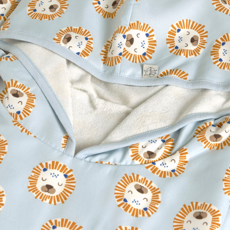 Der kuschelige Kinder UV Badeponcho mit Löwen Print und UV-Schutz 80 hält nach dem Planschen wunderbar warm. Seine Mikrofaser-Außenseite schützt vor Wind, seine Frottee-Innenseite nimmt Feuchtigkeit auf.