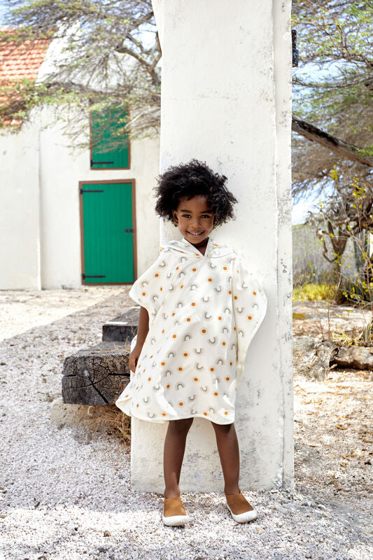 Der kuschelige Kinder UV Badeponcho mit Regenbogen Print und UV-Schutz 80 hält nach dem Planschen wunderbar warm. Seine Mikrofaser-Außenseite schützt vor Wind, seine Frottee-Innenseite nimmt Feuchtigkeit auf.