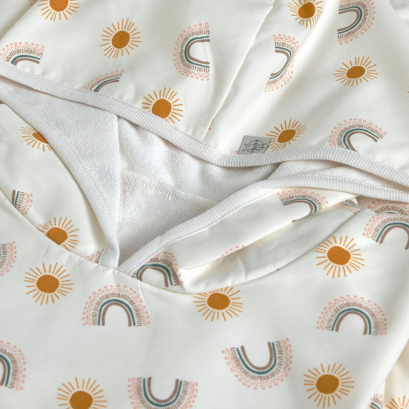 Der kuschelige Kinder UV Badeponcho mit Regenbogen Print und UV-Schutz 80 hält nach dem Planschen wunderbar warm. Seine Mikrofaser-Außenseite schützt vor Wind, seine Frottee-Innenseite nimmt Feuchtigkeit auf.