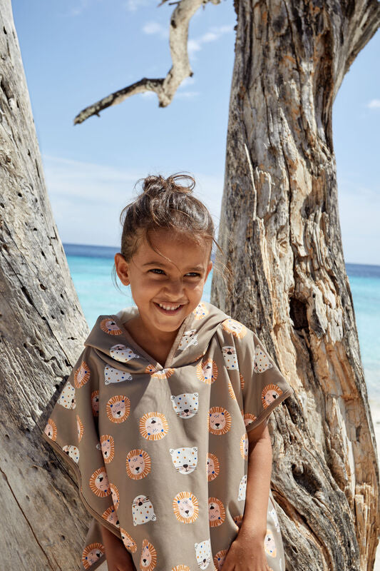 Der kuschelige Kinder UV Badeponcho mit Wildkatzen Print und UV-Schutz 80 hält nach dem Planschen wunderbar warm. Seine Mikrofaser-Außenseite schützt vor Wind, seine Frottee-Innenseite nimmt Feuchtigkeit auf.