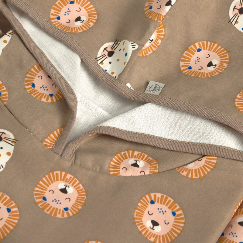 Der kuschelige Kinder UV Badeponcho mit Wildkatzen Print und UV-Schutz 80 hält nach dem Planschen wunderbar warm. Seine Mikrofaser-Außenseite schützt vor Wind, seine Frottee-Innenseite nimmt Feuchtigkeit auf.