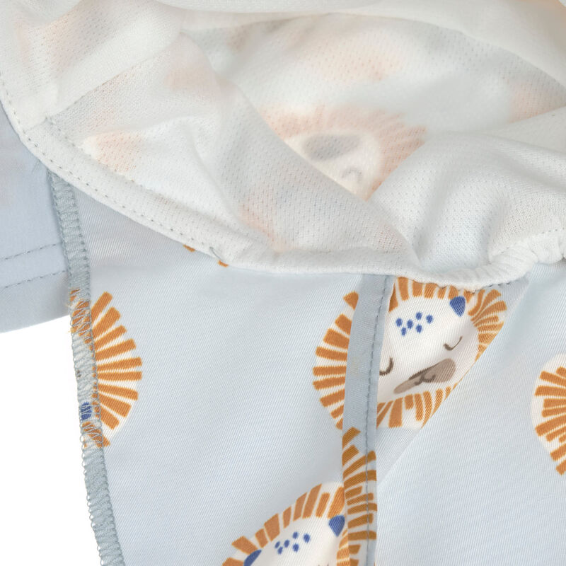 Der hellblaue Baby Sonnenhut mit extra langem Nackenschutz und Löwe Print schützt dank UV Schutz 80 die empfindliche Kopfhaut. Das schnell trocknende Obermaterial und die niedlichen Prints sorgen für unbeschwerte Sommertage.