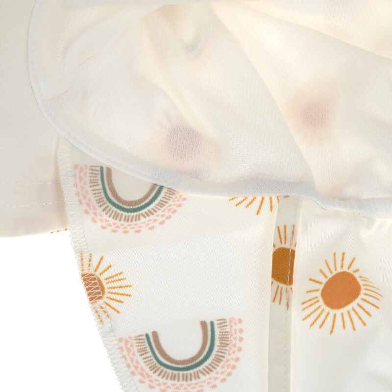 Der weiße Baby Sonnenhut mit extra langem Nackenschutz und Regenbogen schützt dank UV Schutz 80 die empfindliche Kopfhaut. Das schnell trocknende Obermaterial und die niedlichen Prints sorgen für unbeschwerte Sommertage.