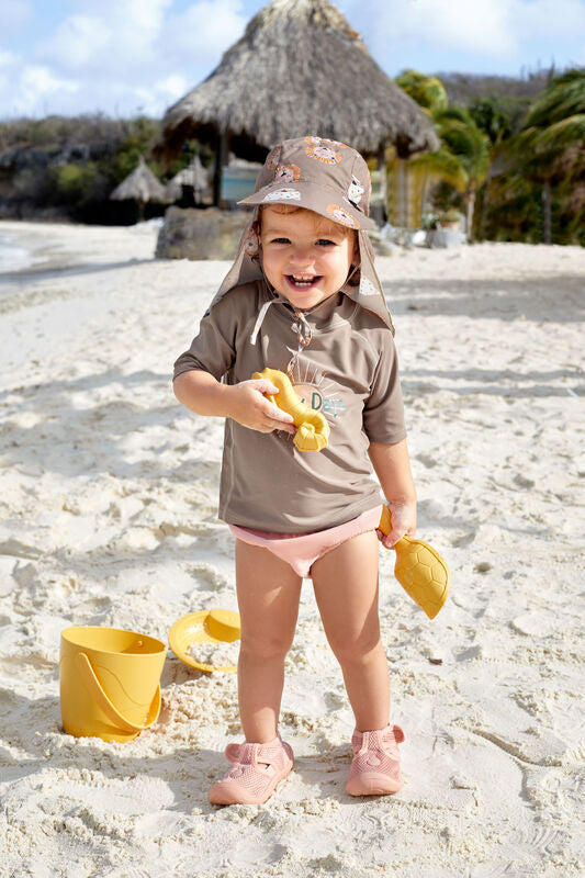 Der braune Baby Sonnenhut mit extra langem Nackenschutz schützt dank UV Schutz 80 die empfindliche Kopfhaut. Das schnell trocknende Obermaterial und die niedlichen Prints sorgen für unbeschwerte Sommertage.