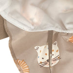 Der braune Baby Sonnenhut mit extra langem Nackenschutz schützt dank UV Schutz 80 die empfindliche Kopfhaut. Das schnell trocknende Obermaterial und die niedlichen Prints sorgen für unbeschwerte Sommertage.