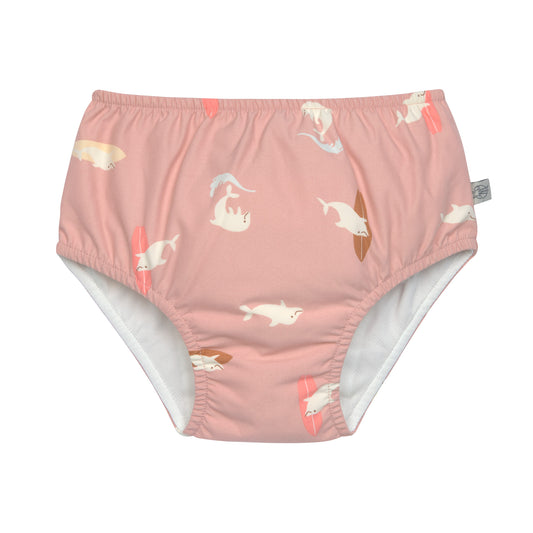 Die rosa Baby Schwimmwindel mit Delphin Print bietet eine schöne und umweltfreundliche Alternative zur Einwegwindel. Ihr saugfähiges Innenfutter hält die Kinderhaut trocken und größere Missgeschicke im Wasser auf. Geeignet von 3 Monaten bis 3 Jahren.