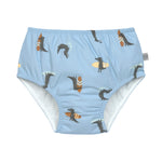 Die blaue Baby Schwimmwindel mit Crocodile Print bietet eine schöne und umweltfreundliche Alternative zur Einwegwindel. Ihr saugfähiges Innenfutter hält die Kinderhaut trocken und größere Missgeschicke im Wasser auf. Geeignet von 3 Monaten bis 3 Jahren.