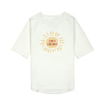 Das weiße, kurzärmelige Kinder UV Shirt mit UV-Schutz 60 kommt mit einem Sunshine Print und extra weichem Stoff. Das atmungsaktive und schnelltrocknende Material sorgt für eine angenehme Passform und Badespaß. Geeignet von 3 Monaten bis 3 Jahren.