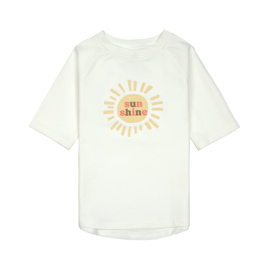 Das weiße, kurzärmelige Kinder UV Shirt mit UV-Schutz 60 kommt mit einem Sunshine Print und extra weichem Stoff. Das atmungsaktive und schnelltrocknende Material sorgt für eine angenehme Passform und Badespaß. Geeignet von 3 Monaten bis 3 Jahren.