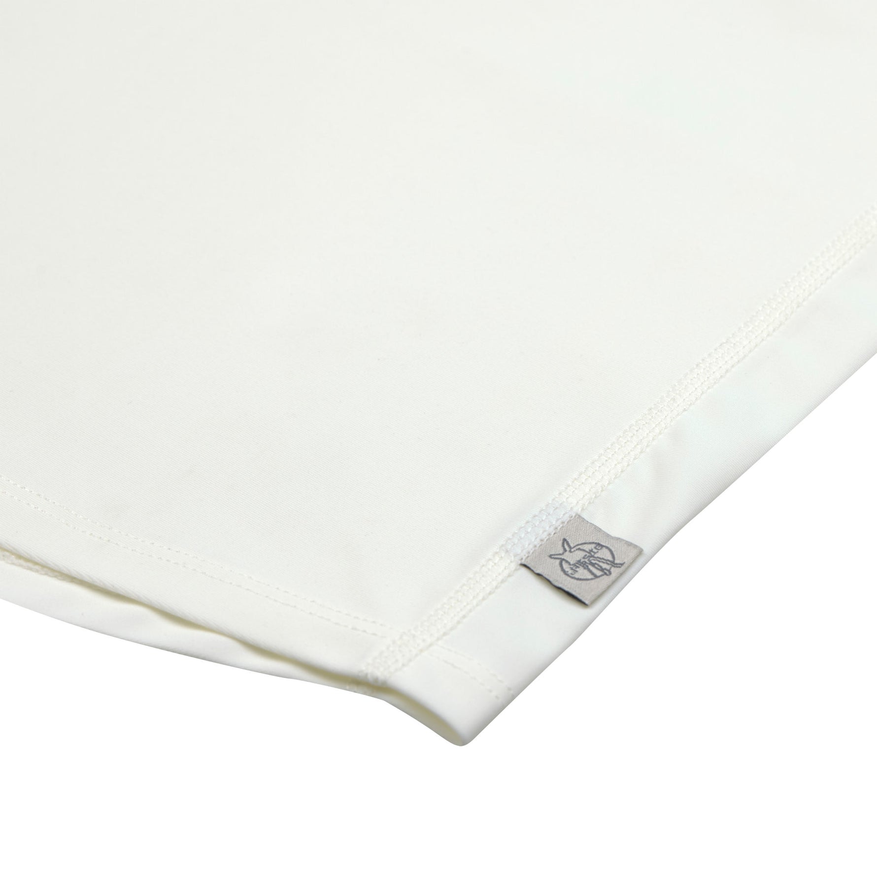 Das weiße, kurzärmelige Kinder UV Shirt mit UV-Schutz 60 kommt mit einem Sunshine Print und extra weichem Stoff. Das atmungsaktive und schnelltrocknende Material sorgt für eine angenehme Passform und Badespaß. Geeignet von 3 Monaten bis 3 Jahren.