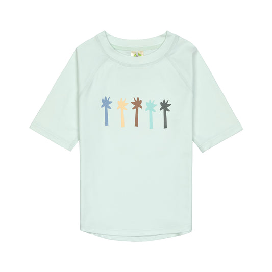 Das mintgrüne, kurzärmelige Kinder UV Shirt mit UV-Schutz 60 kommt mit einem Palms Print und extra weichem Stoff. Das atmungsaktive und schnelltrocknende Material sorgt für eine angenehme Passform und Badespaß. Geeignet von 3 Monaten bis 3 Jahren.