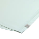 Das mintgrüne, kurzärmelige Kinder UV Shirt mit UV-Schutz 60 kommt mit einem Palms Print und extra weichem Stoff. Das atmungsaktive und schnelltrocknende Material sorgt für eine angenehme Passform und Badespaß. Geeignet von 3 Monaten bis 3 Jahren.