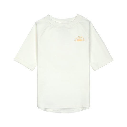 Das weiße, kurzärmelige Kinder UV Shirt mit UV-Schutz 60 kommt mit einem Sunshine Print und extra weichem Stoff. Das atmungsaktive und schnelltrocknende Material sorgt für eine angenehme Passform und Badespaß. Geeignet von 4 bis 6 Jahren.
