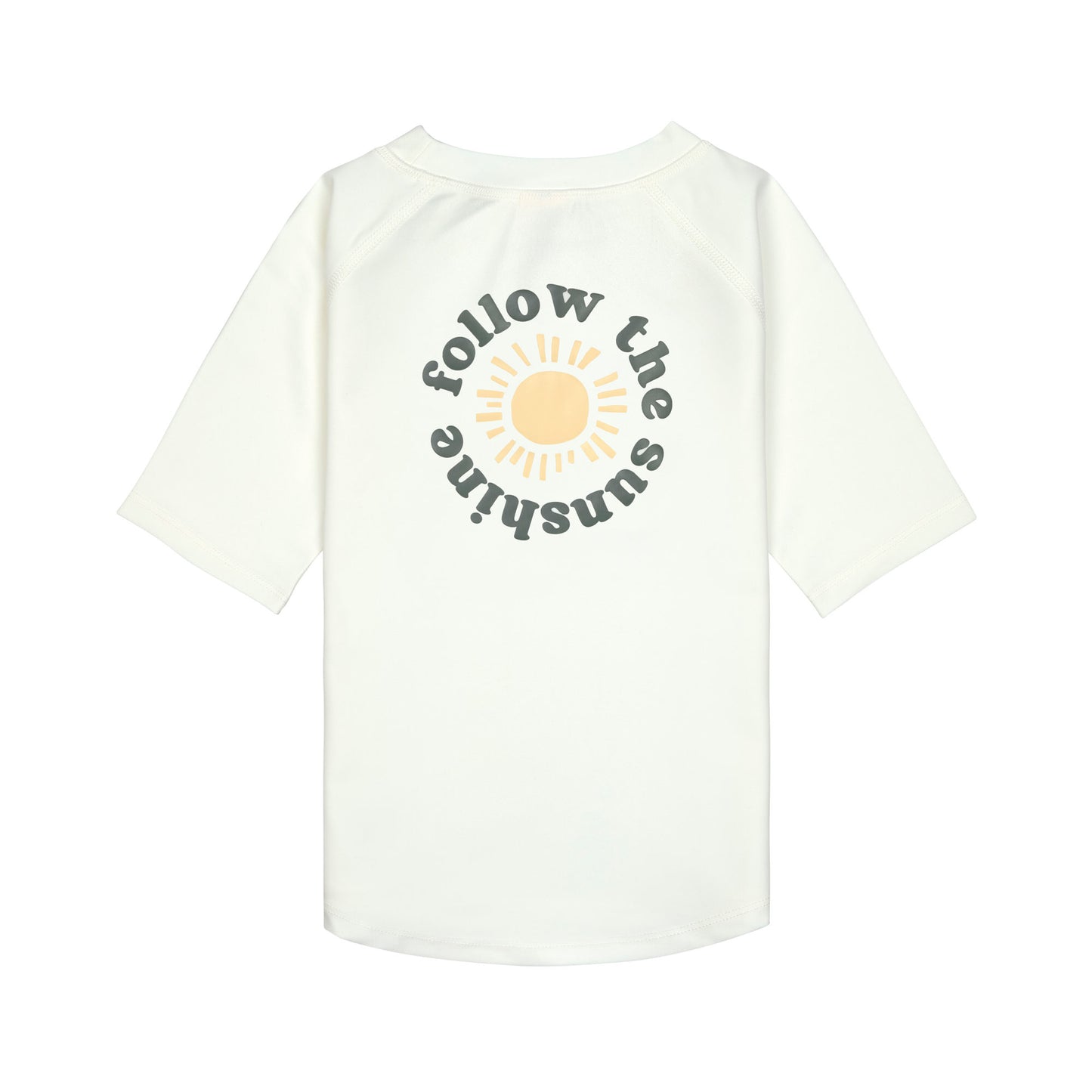 Das weiße, kurzärmelige Kinder UV Shirt mit UV-Schutz 60 kommt mit einem Sunshine Print und extra weichem Stoff. Das atmungsaktive und schnelltrocknende Material sorgt für eine angenehme Passform und Badespaß. Geeignet von 4 bis 6 Jahren.