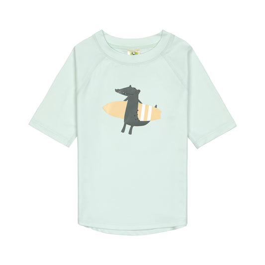 Das mintgrüne, kurzärmelige Kinder UV Shirt mit UV-Schutz 60 kommt mit einem Crocodile Print und extra weichem Stoff. Das atmungsaktive und schnelltrocknende Material sorgt für eine angenehme Passform und Badespaß. Geeignet von 3 Monaten bis 3 Jahren.