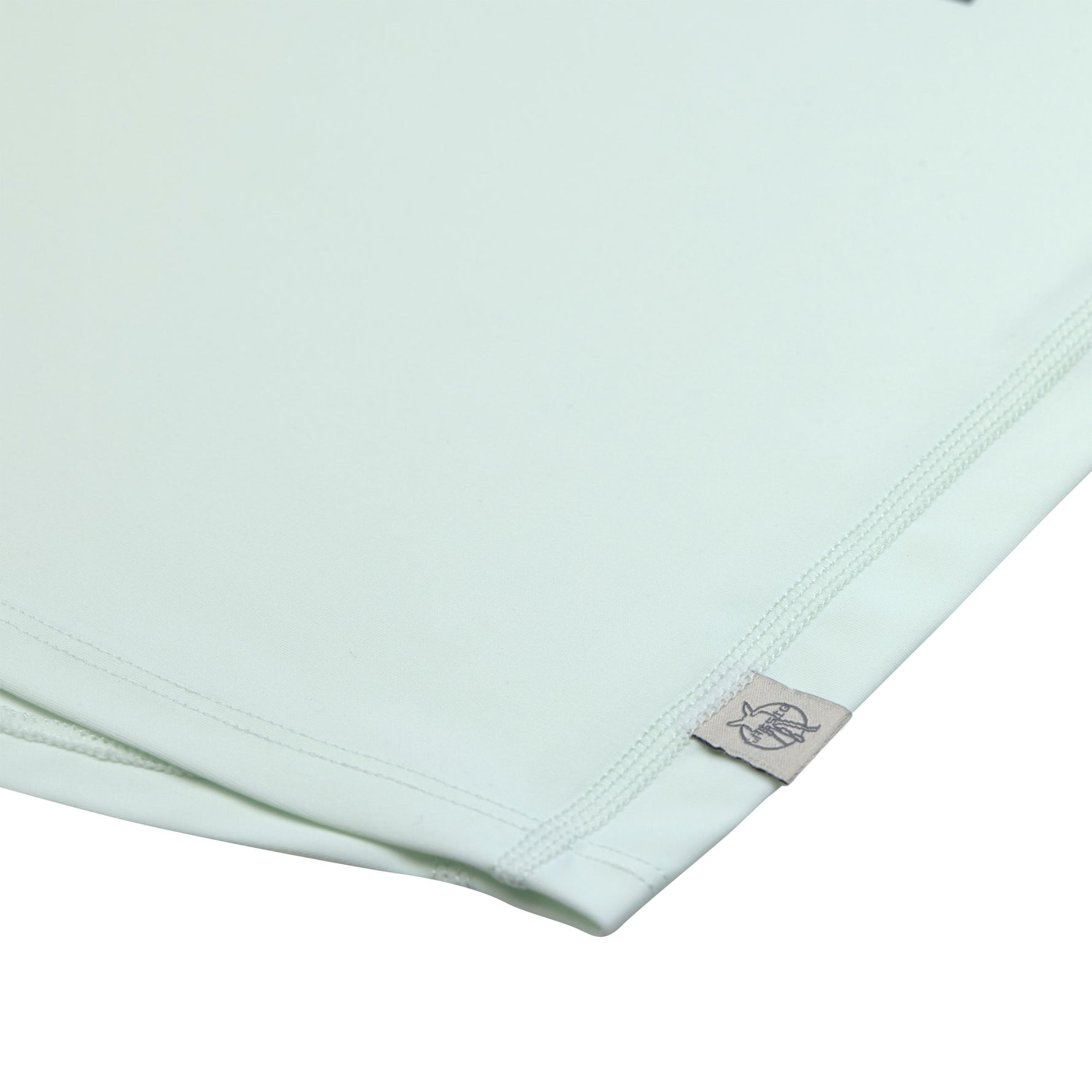 Das mintgrüne, kurzärmelige Kinder UV Shirt mit UV-Schutz 60 kommt mit einem Crocodile Print und extra weichem Stoff. Das atmungsaktive und schnelltrocknende Material sorgt für eine angenehme Passform und Badespaß. Geeignet von 3 Monaten bis 3 Jahren.