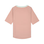 Das rosa, kurzärmelige Kinder UV Shirt mit UV-Schutz 60 kommt mit einem Waves Print und extra weichem Stoff. Das atmungsaktive und schnelltrocknende Material sorgt für eine angenehme Passform und Badespaß. Geeignet von 3 Monaten bis 3 Jahren.
