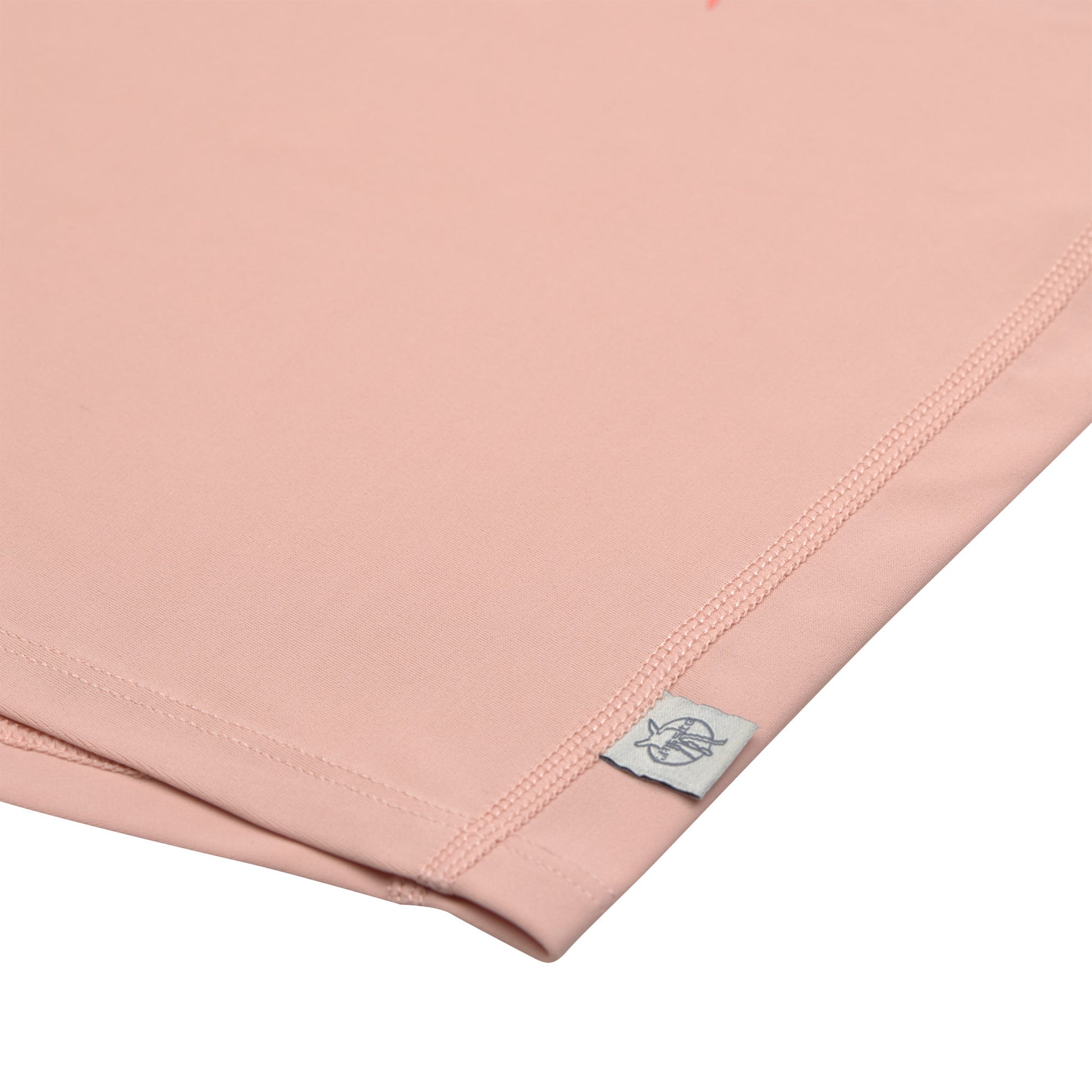 Das rosa, kurzärmelige Kinder UV Shirt mit UV-Schutz 60 kommt mit einem Waves Print und extra weichem Stoff. Das atmungsaktive und schnelltrocknende Material sorgt für eine angenehme Passform und Badespaß. Geeignet von 3 Monaten bis 3 Jahren.