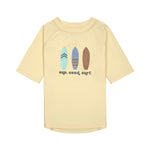 Das gelbe, kurzärmelige Kinder UV Shirt mit UV-Schutz 60 kommt mit einem Surfboard Print und extra weichem Stoff. Das atmungsaktive und schnelltrocknende Material sorgt für eine angenehme Passform und Badespaß. Geeignet von 3 Monaten bis 3 Jahren.