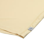 Das gelbe, kurzärmelige Kinder UV Shirt mit UV-Schutz 60 kommt mit einem Surfboard Print und extra weichem Stoff. Das atmungsaktive und schnelltrocknende Material sorgt für eine angenehme Passform und Badespaß. Geeignet von 3 Monaten bis 3 Jahren.