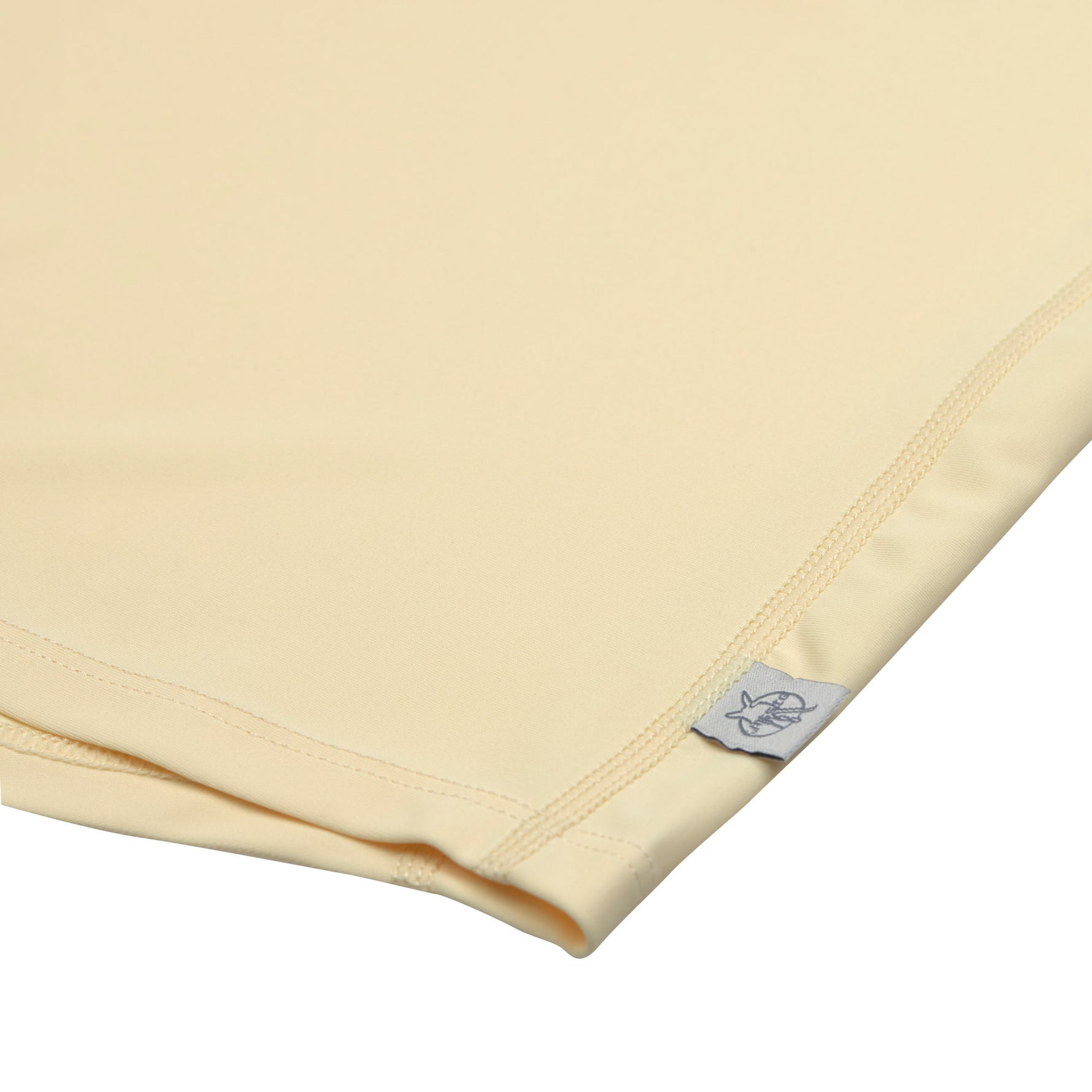 Das gelbe, kurzärmelige Kinder UV Shirt mit UV-Schutz 60 kommt mit einem Sunshine Print und extra weichem Stoff. Das atmungsaktive und schnelltrocknende Material sorgt für eine angenehme Passform und Badespaß. Geeignet von 3 bis 6 Jahren.