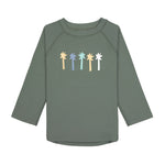 Das olivgrüne, langärmelige Kinder UV Shirt mit UV-Schutz 60 kommt mit einem Palmen Print und extra weichem Stoff. Das atmungsaktive und schnelltrocknende Material sorgt für eine angenehme Passform und Badespaß. Geeignet von 3 Monaten bis 3 Jahren.