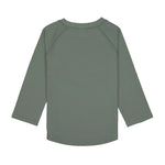 Das olivgrüne, langärmelige Kinder UV Shirt mit UV-Schutz 60 kommt mit einem Palmen Print und extra weichem Stoff. Das atmungsaktive und schnelltrocknende Material sorgt für eine angenehme Passform und Badespaß. Geeignet von 3 Monaten bis 3 Jahren.