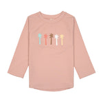 Das rosa, langärmelige Kinder UV Shirt mit UV-Schutz 60 kommt mit einem Palmen Print und extra weichem Stoff. Das atmungsaktive und schnelltrocknende Material sorgt für eine angenehme Passform und Badespaß. Geeignet von 3 Monaten bis 3 Jahren.