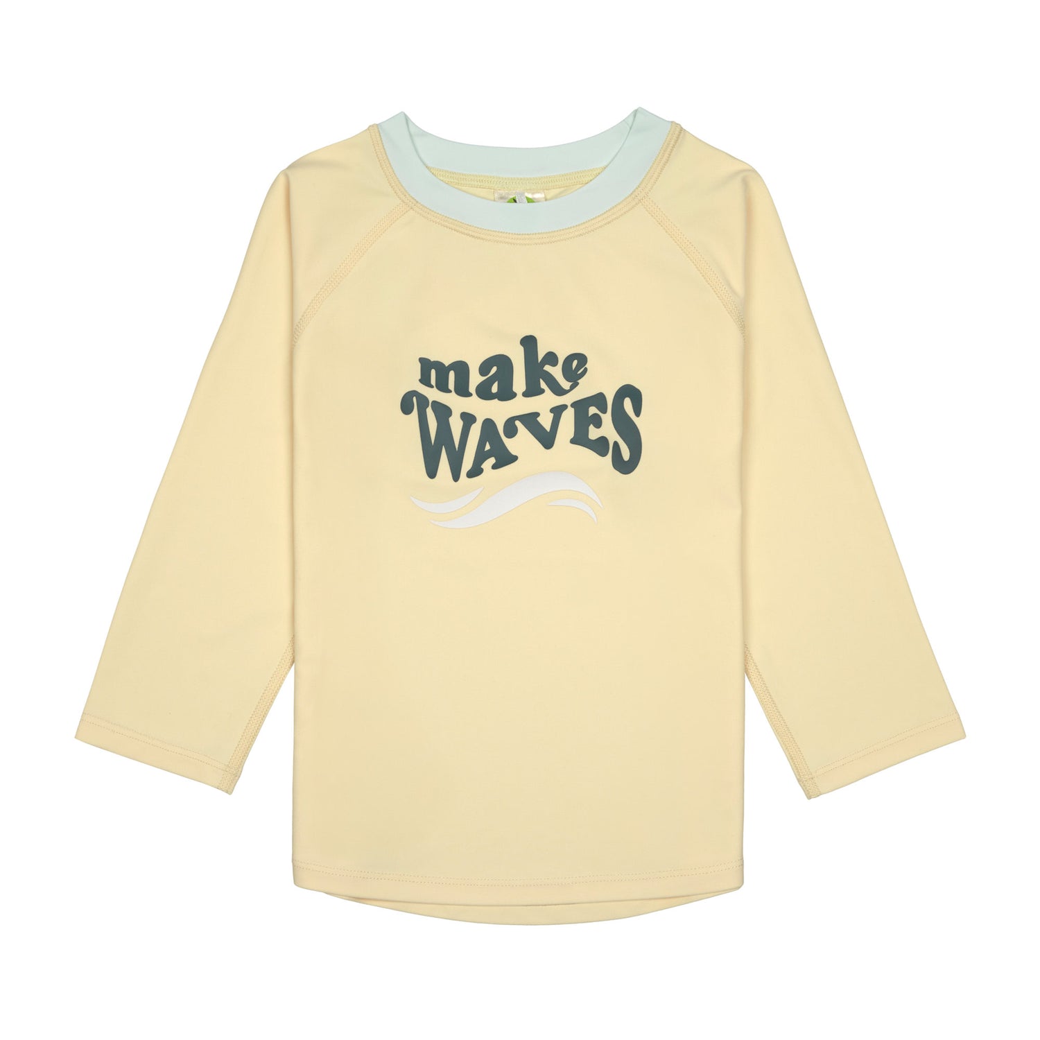 Das gelbe, langärmelige Kinder UV Shirt mit UV-Schutz 60 kommt mit einem Waves Print und extra weichem Stoff. Das atmungsaktive und schnelltrocknende Material sorgt für eine angenehme Passform und Badespaß. Geeignet von 3 Monaten bis 3 Jahren.
