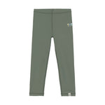 Die Beach Leggings in deep olive, ist dank UV-Schutz 60 die perfekte Wahl für den Sommer. Das elastische und schnelltrocknende Material sorgt bei entdeckungsfreudigen Kids für maximale Bewegungsfreiheit und unbeschwerten Badespaß.
