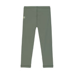 Die Beach Leggings in deep olive, ist dank UV-Schutz 60 die perfekte Wahl für den Sommer. Das elastische und schnelltrocknende Material sorgt bei entdeckungsfreudigen Kids für maximale Bewegungsfreiheit und unbeschwerten Badespaß.