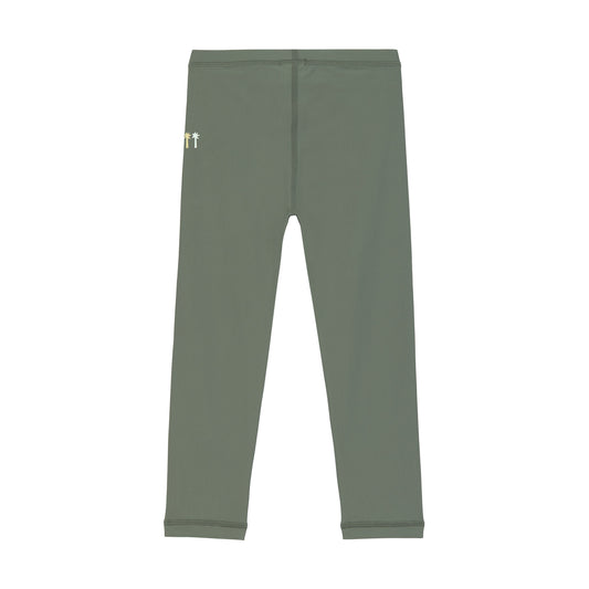 Die Beach Leggings in deep olive, ist dank UV-Schutz 60 die perfekte Wahl für den Sommer. Das elastische und schnelltrocknende Material sorgt bei entdeckungsfreudigen Kids für maximale Bewegungsfreiheit und unbeschwerten Badespaß.