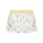 Die kurze Baby Badehose in Weiß mit Surfboard Print sorgt dank der integrierten Schwimmwindel, des breiten Bundes und der nahtlosen Verarbeitung im Inneren für ein angenehmes Tragegefühl und Badespaß. Geeignet von 7 Monaten bis 3 Jahren.