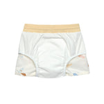 Die kurze Baby Badehose in Weiß mit Surfboard Print sorgt dank der integrierten Schwimmwindel, des breiten Bundes und der nahtlosen Verarbeitung im Inneren für ein angenehmes Tragegefühl und Badespaß. Geeignet von 7 Monaten bis 3 Jahren.