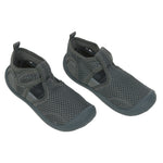 Die Kinder Badeschuhe in der Farbe Deep Olive sind leicht, atmungsaktiv und schnell trocknend. Ihre flexible Antirutsch-Sohle und die praktischen Klettverschlüsse sorgen für einen optimalen Halt. Die Kinder Sandalen sind ideal am Strand oder im Freibad.