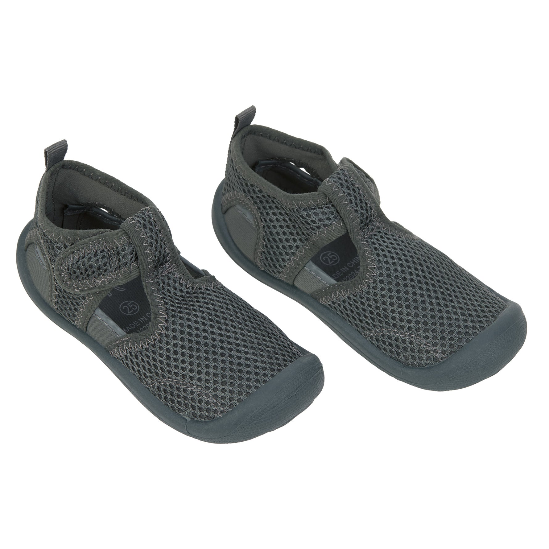 Die Kinder Badeschuhe in der Farbe Deep Olive sind leicht, atmungsaktiv und schnell trocknend. Ihre flexible Antirutsch-Sohle und die praktischen Klettverschlüsse sorgen für einen optimalen Halt. Die Kinder Sandalen sind ideal am Strand oder im Freibad.