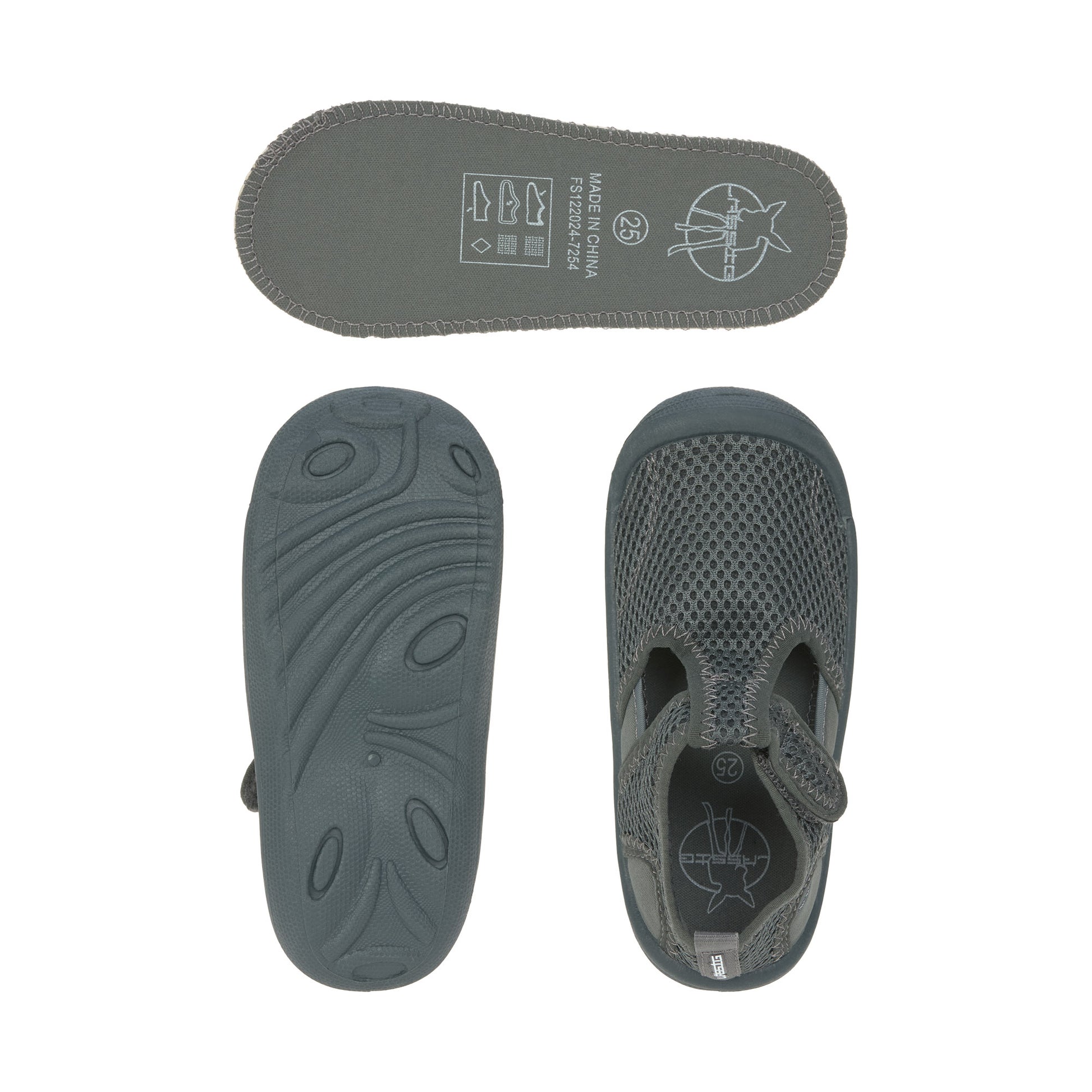 Die Kinder Badeschuhe in der Farbe Deep Olive sind leicht, atmungsaktiv und schnell trocknend. Ihre flexible Antirutsch-Sohle und die praktischen Klettverschlüsse sorgen für einen optimalen Halt. Die Kinder Sandalen sind ideal am Strand oder im Freibad.