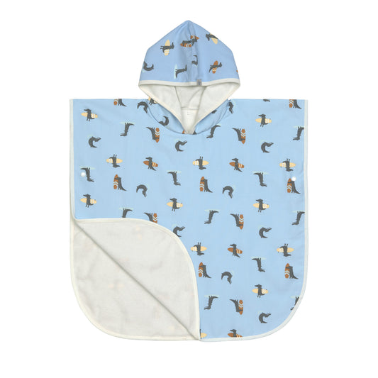 Der kuschelige Kinder UV Badeponcho im Crocodile sky blue Design mit UV-Schutz 80 hält nach dem Planschen wunderbar warm. Die Mikrofaser-Außenseite vom Beach Poncho schützt vor Wind, seine Frottee-Innenseite nimmt Feuchtigkeit auf. Geeignet bis 3 Jahre.