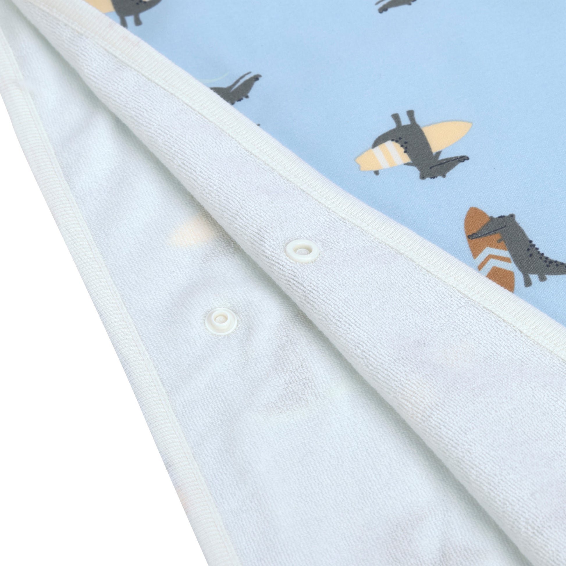 Der kuschelige Kinder UV Badeponcho im Crocodile sky blue Design mit UV-Schutz 80 hält nach dem Planschen wunderbar warm. Die Mikrofaser-Außenseite vom Beach Poncho schützt vor Wind, seine Frottee-Innenseite nimmt Feuchtigkeit auf. Geeignet bis 3 Jahre.