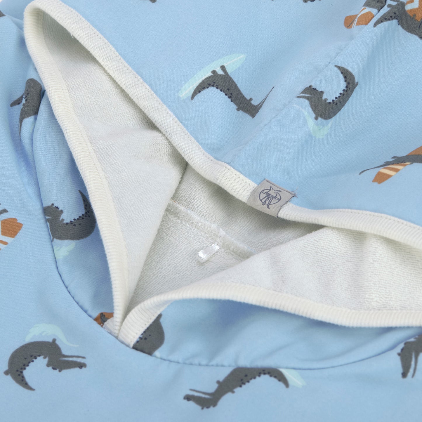 Der kuschelige Kinder UV Badeponcho im Crocodile sky blue Design mit UV-Schutz 80 hält nach dem Planschen wunderbar warm. Die Mikrofaser-Außenseite vom Beach Poncho schützt vor Wind, seine Frottee-Innenseite nimmt Feuchtigkeit auf. Geeignet bis 3 Jahre.