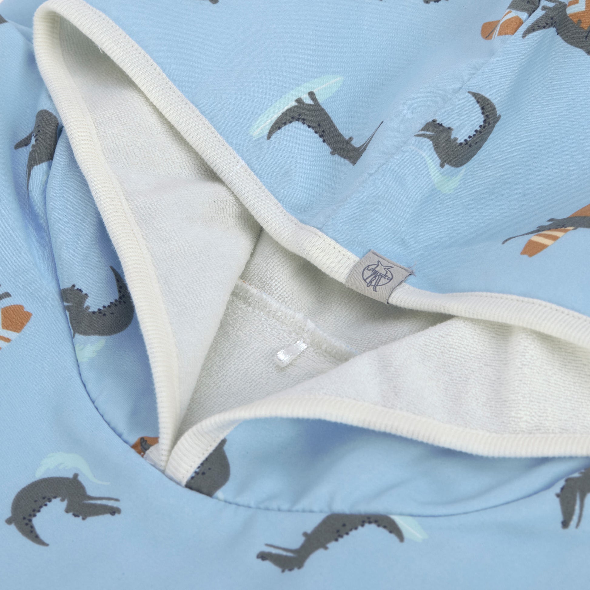 Der kuschelige Kinder UV Badeponcho im Crocodile sky blue Design mit UV-Schutz 80 hält nach dem Planschen wunderbar warm. Die Mikrofaser-Außenseite vom Beach Poncho schützt vor Wind, seine Frottee-Innenseite nimmt Feuchtigkeit auf. Geeignet bis 3 Jahre.