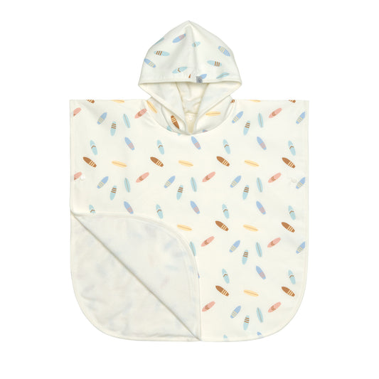 Der kuschelige Kinder UV Badeponcho im Surfboards sea salt Design mit UV-Schutz 80 hält nach dem Planschen wunderbar warm. Die Mikrofaser-Außenseite vom Beach Poncho schützt vor Wind, seine Frottee-Innenseite nimmt Feuchtigkeit auf. Geeignet bis 3 Jahre.