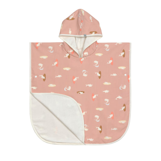 Der kuschelige Kinder UV Badeponcho im Dolphin peach Design mit UV-Schutz 80 hält nach dem Planschen wunderbar warm. Die Mikrofaser-Außenseite vom Beach Poncho schützt vor Wind, seine Frottee-Innenseite nimmt Feuchtigkeit auf. Geeignet bis 3 Jahre.