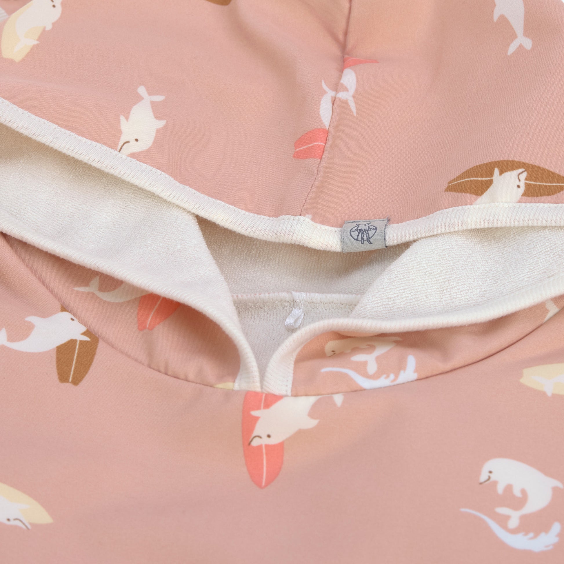 Der kuschelige Kinder UV Badeponcho im Dolphin peach Design mit UV-Schutz 80 hält nach dem Planschen wunderbar warm. Die Mikrofaser-Außenseite vom Beach Poncho schützt vor Wind, seine Frottee-Innenseite nimmt Feuchtigkeit auf. Geeignet bis 3 Jahre.